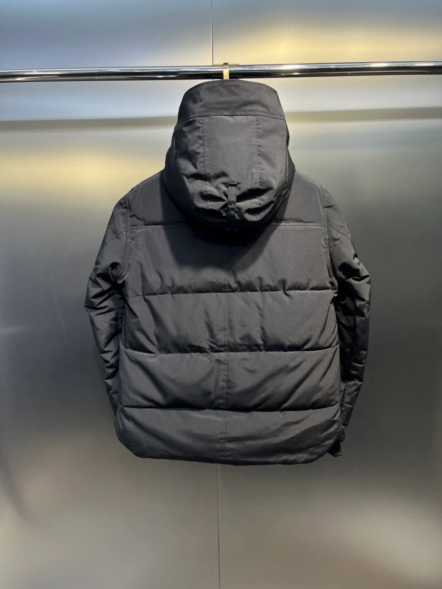 P700 Goose 🌟17 models (black) chest patch, same style for men and women, cold-resistant down jacket! The fur collar is detachable. The natural Siberian coyote fur collar has a delicate yet strong feel, which comes from the sense of life that comes from the erosion of wind and frost in nature. The market usually uses raccoon fur or fake fur instead, which is not even the slightest bit better! The collar part has cold-proof flannel, which is close to the head and neck, comfortable and warm! The fabric is made of high-density nano-level waterproof fabric, which is windproof and wear-resistant and has a certain thickness! The zipper is the official YKK brand! The waist has an elastic waistline design that can be adjusted according to yourself! There is also an anti-wind Velcro inside! Seamless threaded cuffs to avoid stiffening! In order to prevent cold wind from pouring in, a double closure design is adopted. On the premise of the traditional zipper fly, six Velcro fasteners are used for secondary closure, which brings better warmth retention effect. It retains the classic hooded design and uses super large luxurious wolf fur to protect against wind and cold. No matter how low the temperature is this winter, one piece is enough. I’ll give you the wind and temperature. Size: s-xxl
